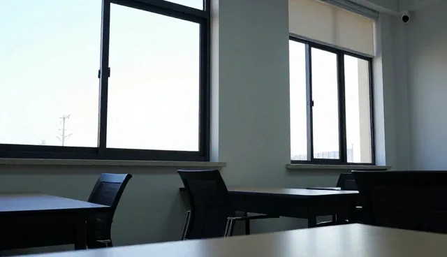 学习支持系统如何在不同性能条件下实现稳定运行